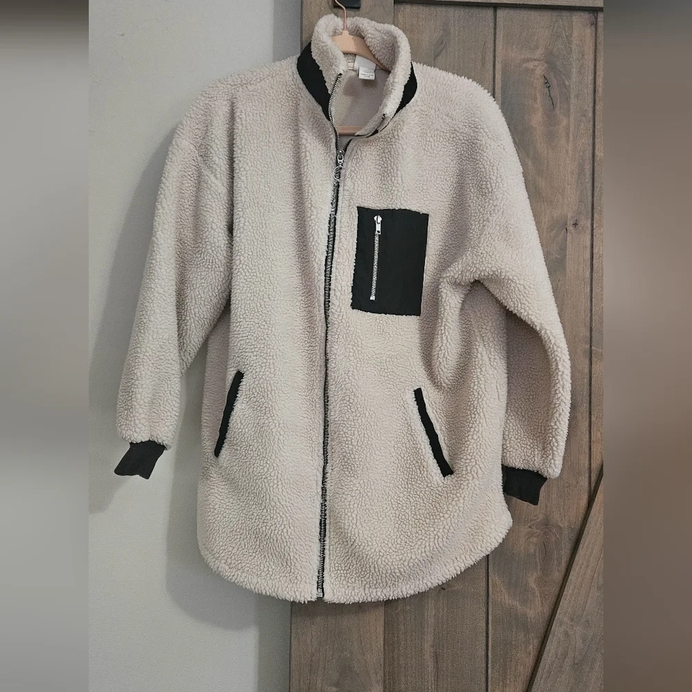 H&M Faux Shearling Jacket- Light beige/black. Size small - Picture 6 of 15